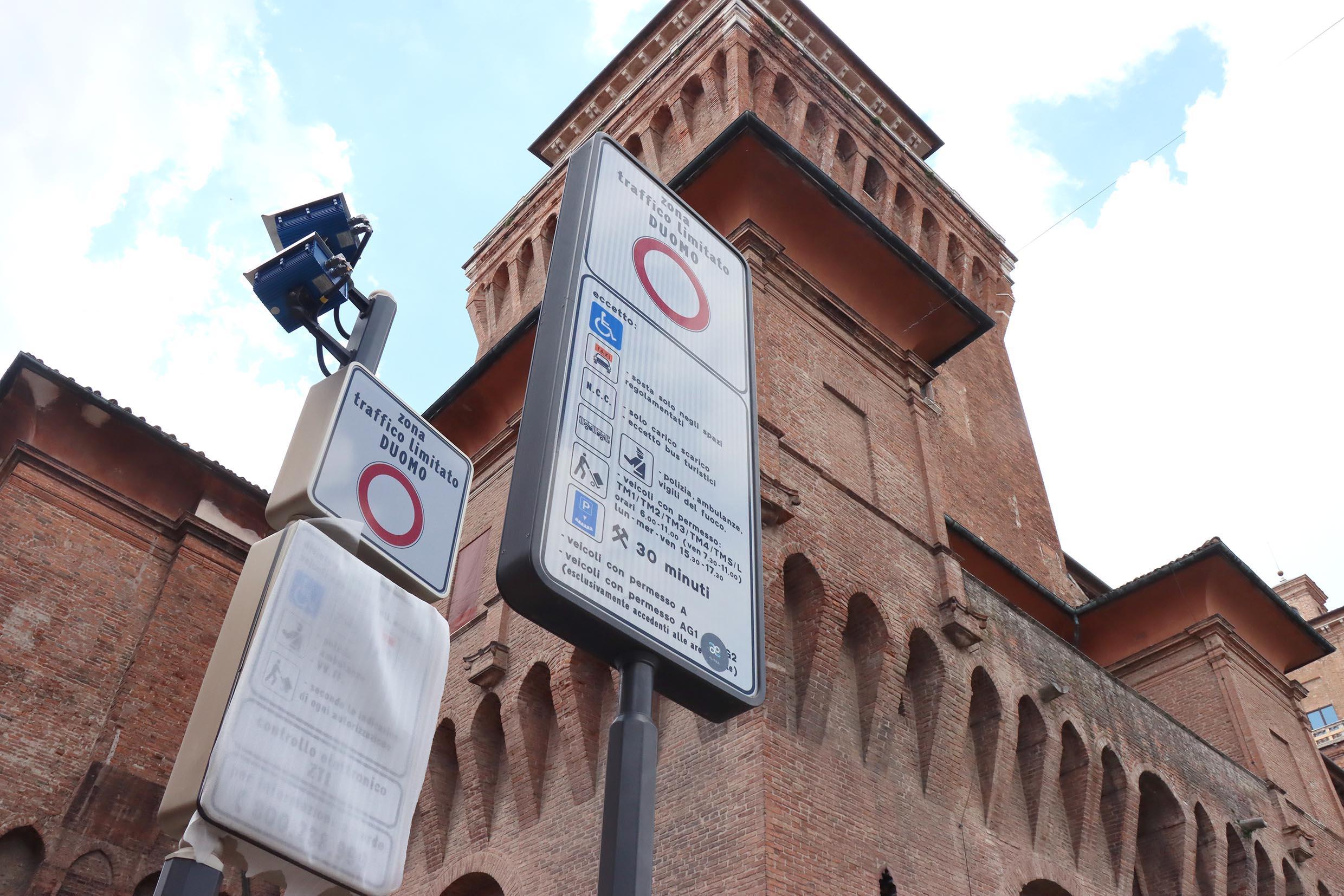 A Ferrara permessi disabili di morti e infermi. In Comune indaga una commissione 