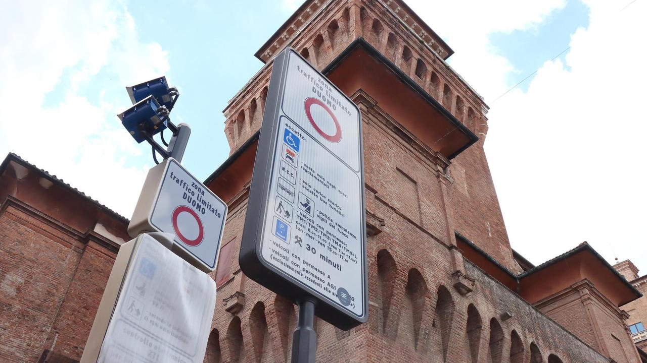 A Ferrara permessi disabili di morti e infermi. In Comune indaga una commissione