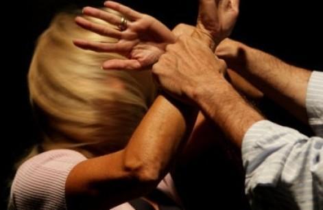 Comacchiese minaccia di morte la madre e picchia il figlio piccolo 