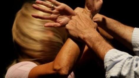 Comacchiese minaccia di morte la madre e picchia il figlio piccolo