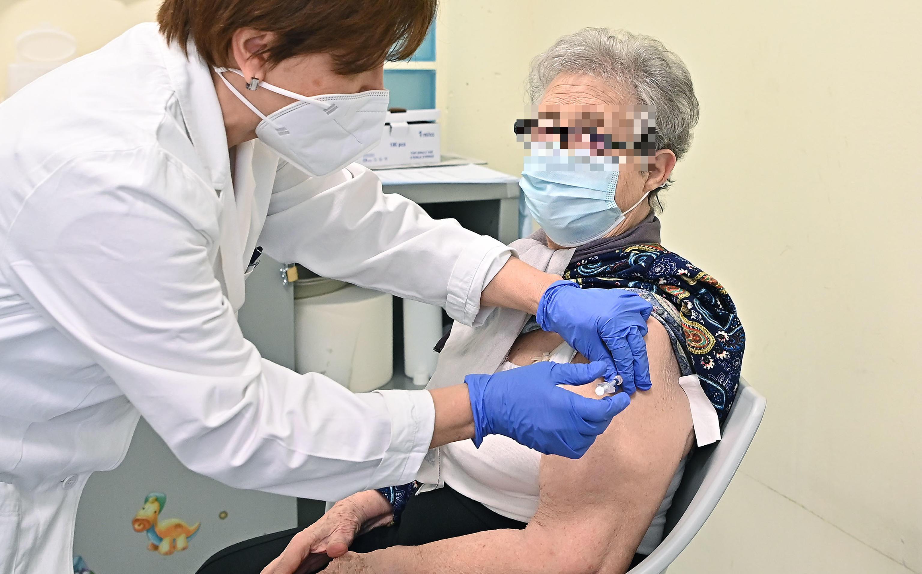 Vaccini, nell'hub di Ozieri è il turno dei cittadini dai 79 ai 65 anni