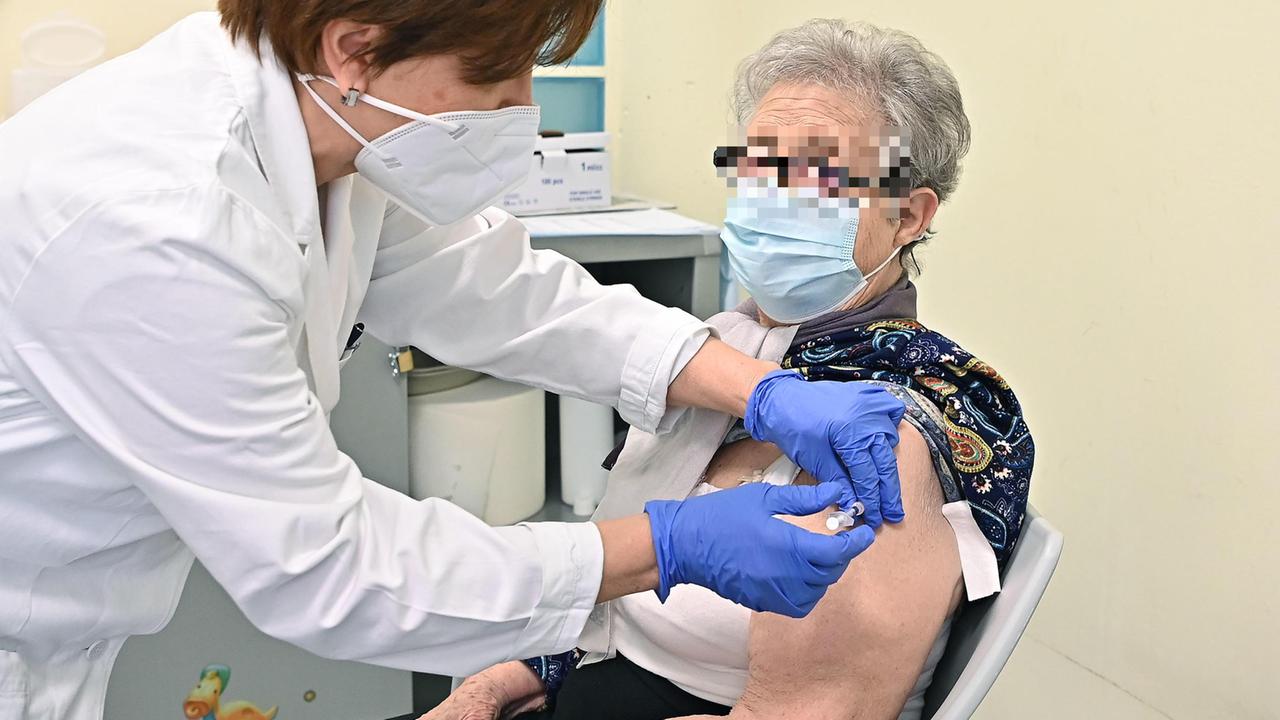 Vaccini, nell'hub di Ozieri è il turno dei cittadini dai 79 ai 65 anni