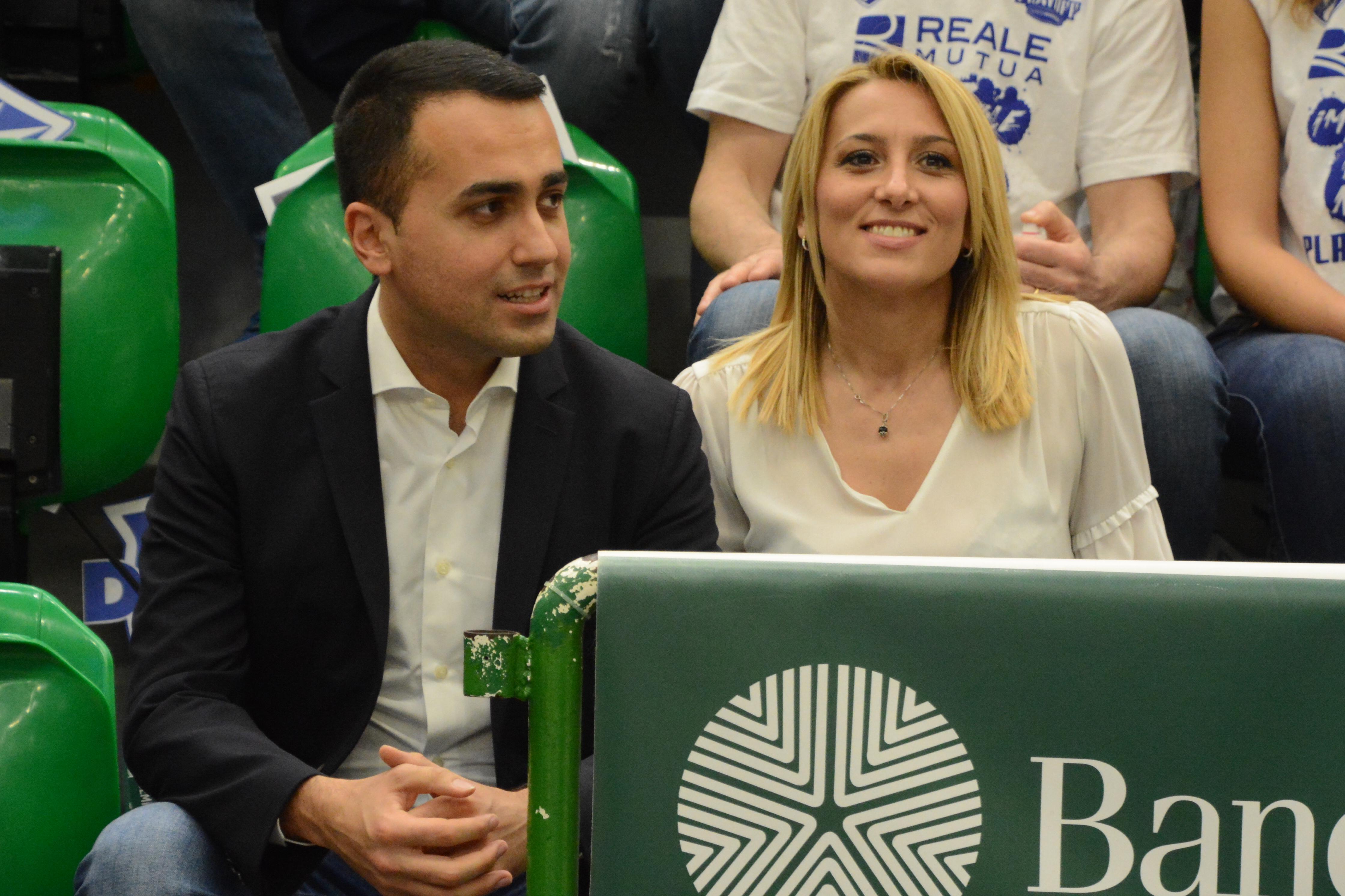 Luigi Di Maio con Virginia Saba al PalaSerradimigni mentre assiste a una partita della Dinamo contro l'Olimpia Milano nel 2019