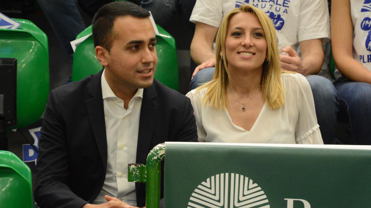 Luigi Di Maio con Virginia Saba al PalaSerradimigni mentre assiste a una partita della Dinamo contro l'Olimpia Milano nel 2019