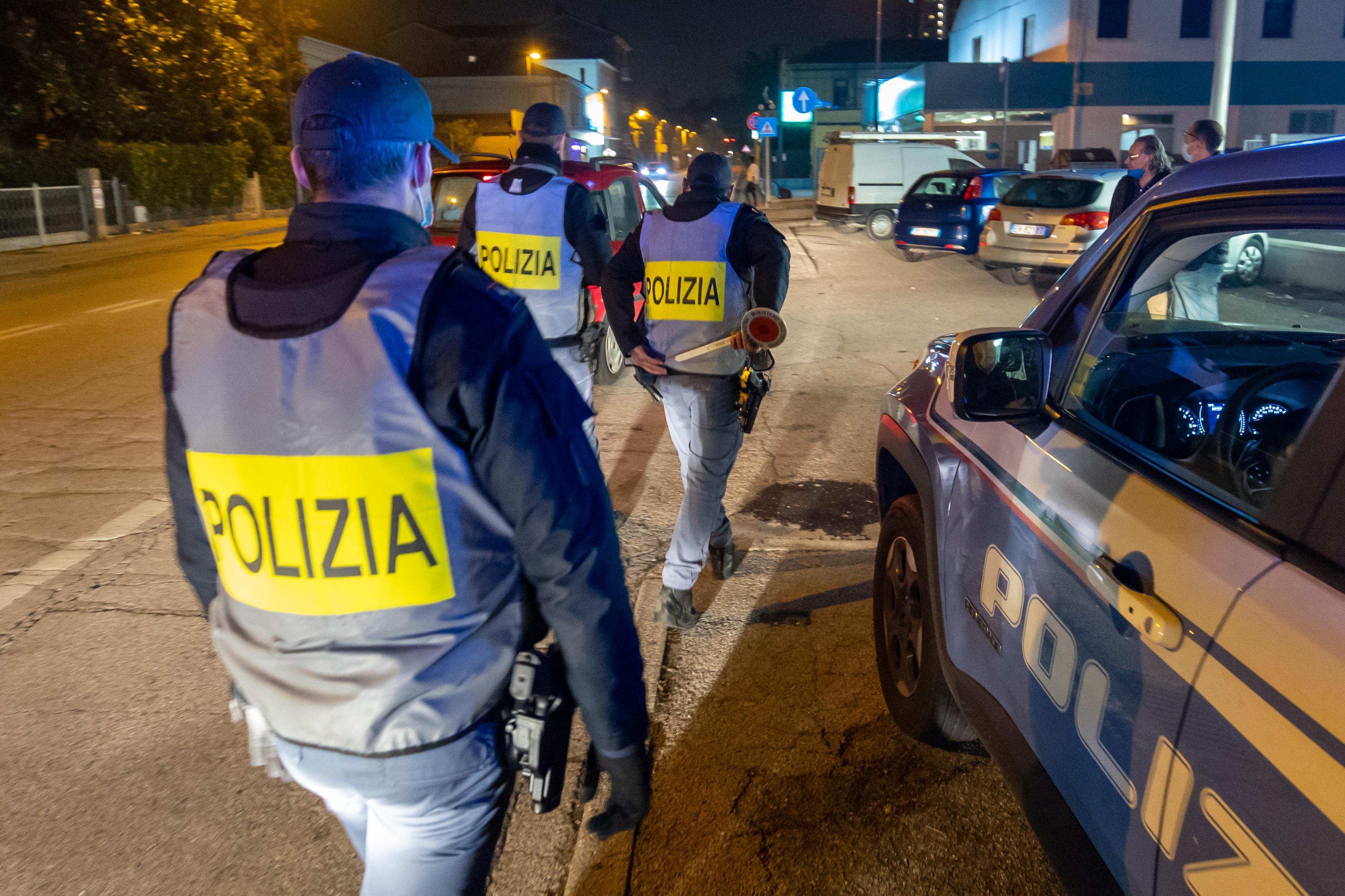Ferrara, in cinque su un furgone dopo il coprifuoco: duemila euro di multa