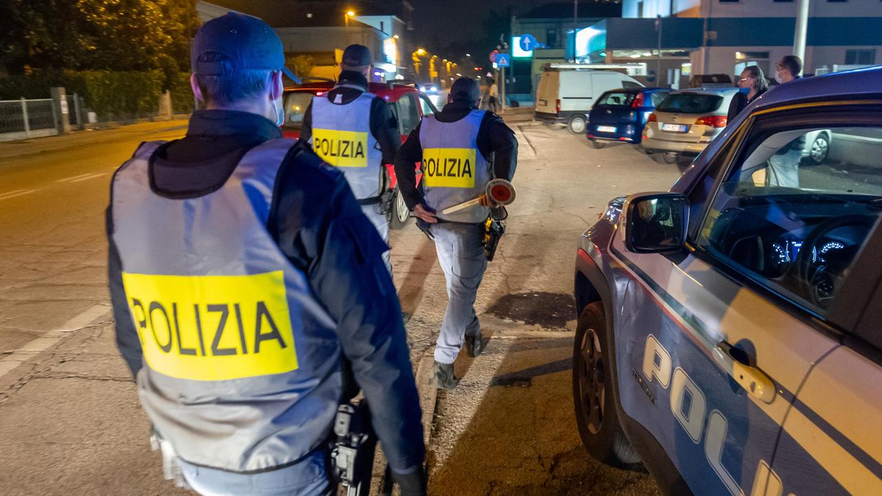 Ferrara, in cinque su un furgone dopo il coprifuoco: duemila euro di multa