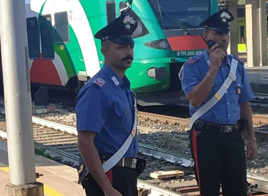 Ferrara, ragazzini sui binari e scatta l’allarme: cercavano portafoglio 