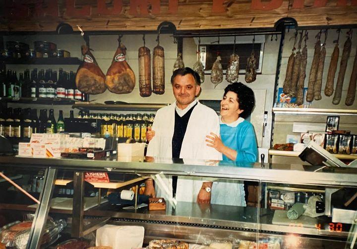 Italina Manghi con il marito Davide Ceci nel negozio di Guastalla