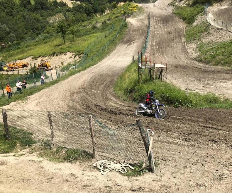 Savignano, direttore di gara travolto da una moto: «Pensavo di morire» 