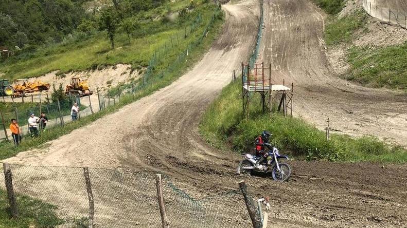 Savignano, direttore di gara travolto da una moto: «Pensavo di morire»
