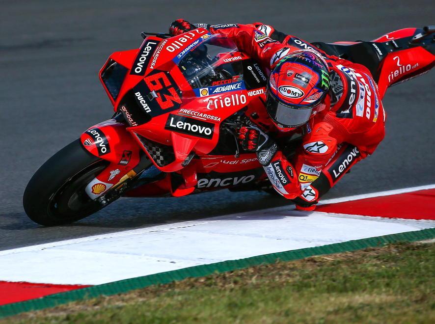 Il “giallo” di Portimao Bagnaia primo e punito Davanti parte Quartararo