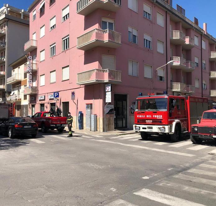 Quattro mezzi intervenuti per il pentolino sul fuoco che si era surriscaldato