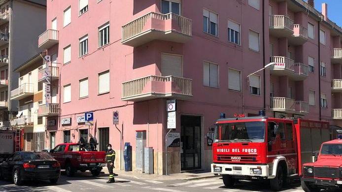 Quattro mezzi intervenuti per il pentolino sul fuoco che si era surriscaldato