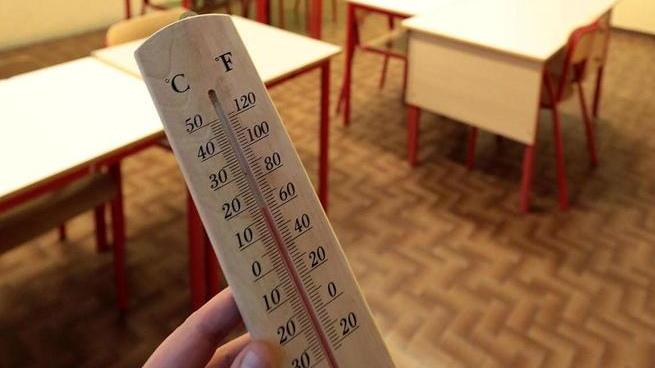 Riscaldamenti accesi fino alla fine di aprile «In casa fino a 22 gradi»