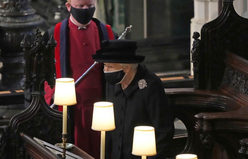 Il pianto della regina senza nessuno al suo fianco per l’addio a Filippo 