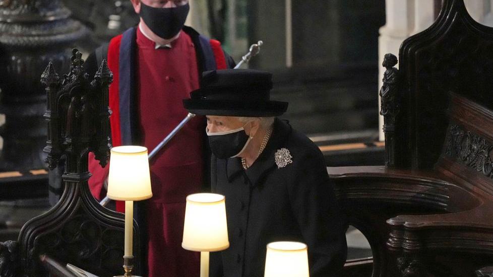 Il pianto della regina senza nessuno al suo fianco per l’addio a Filippo