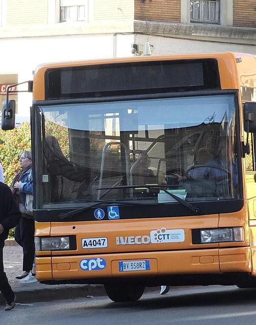 Non ha il bligletto del bus Aggredisce l’autista e arrivano i carabinieri 