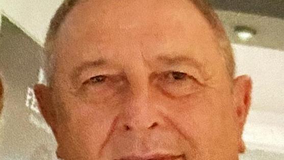 Il dolore di parenti e amici per l’ultimo saluto a Ossi