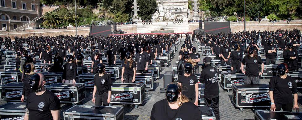 «Fateci tornare sul palco» Mille lavoratori e artisti al flash mob “Bauli in piazza”