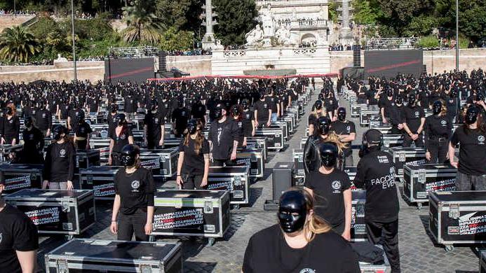 «Fateci tornare sul palco» Mille lavoratori e artisti al flash mob “Bauli in piazza”