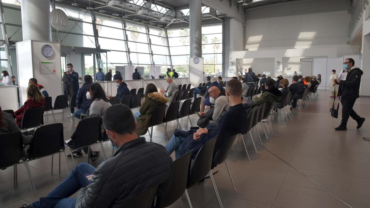Altre mille persone vaccinate in due giorni all’hub di Olbia