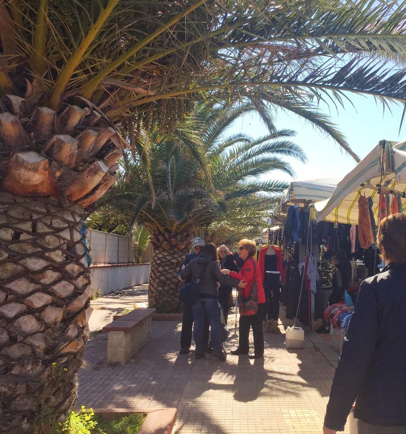 Al mercatino di viale delle Vigne vendite solo di alimentari e fiori