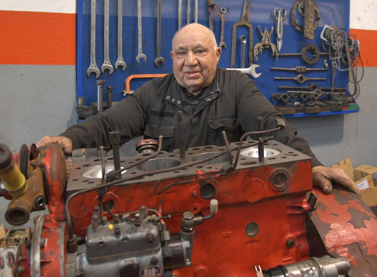 A Olbia il mago dei motori ha novant’anni e scrive canzoni 