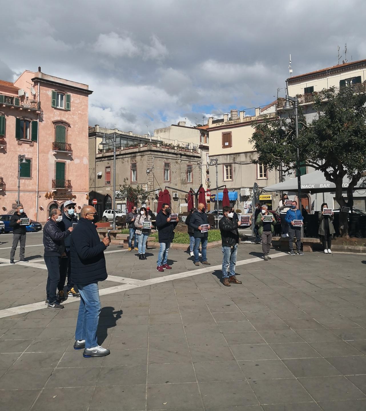 Flash mob in piazza a Bosa «È fondamentale riaprire» 