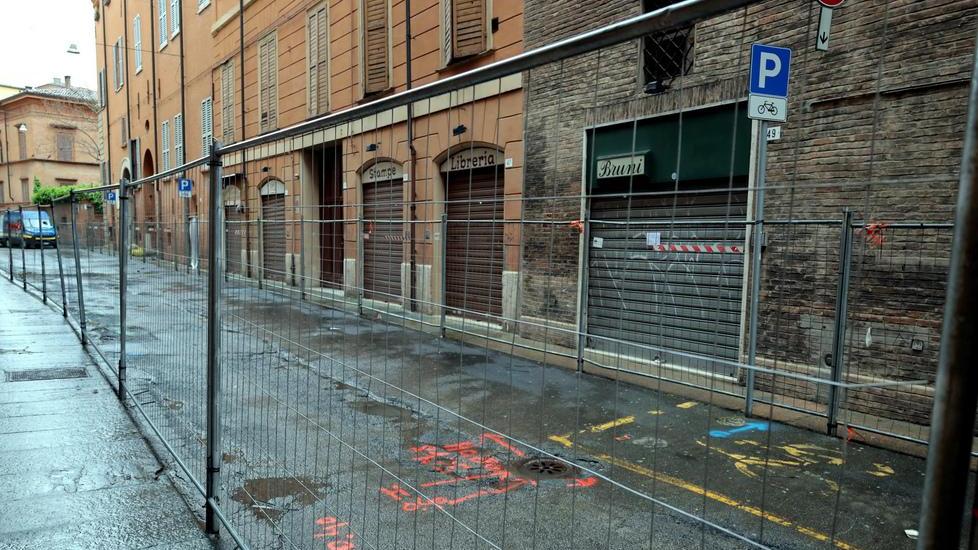 Modena, rabbia in via dei Servi: negozi e cantiere della discordia «Così si chiude»
