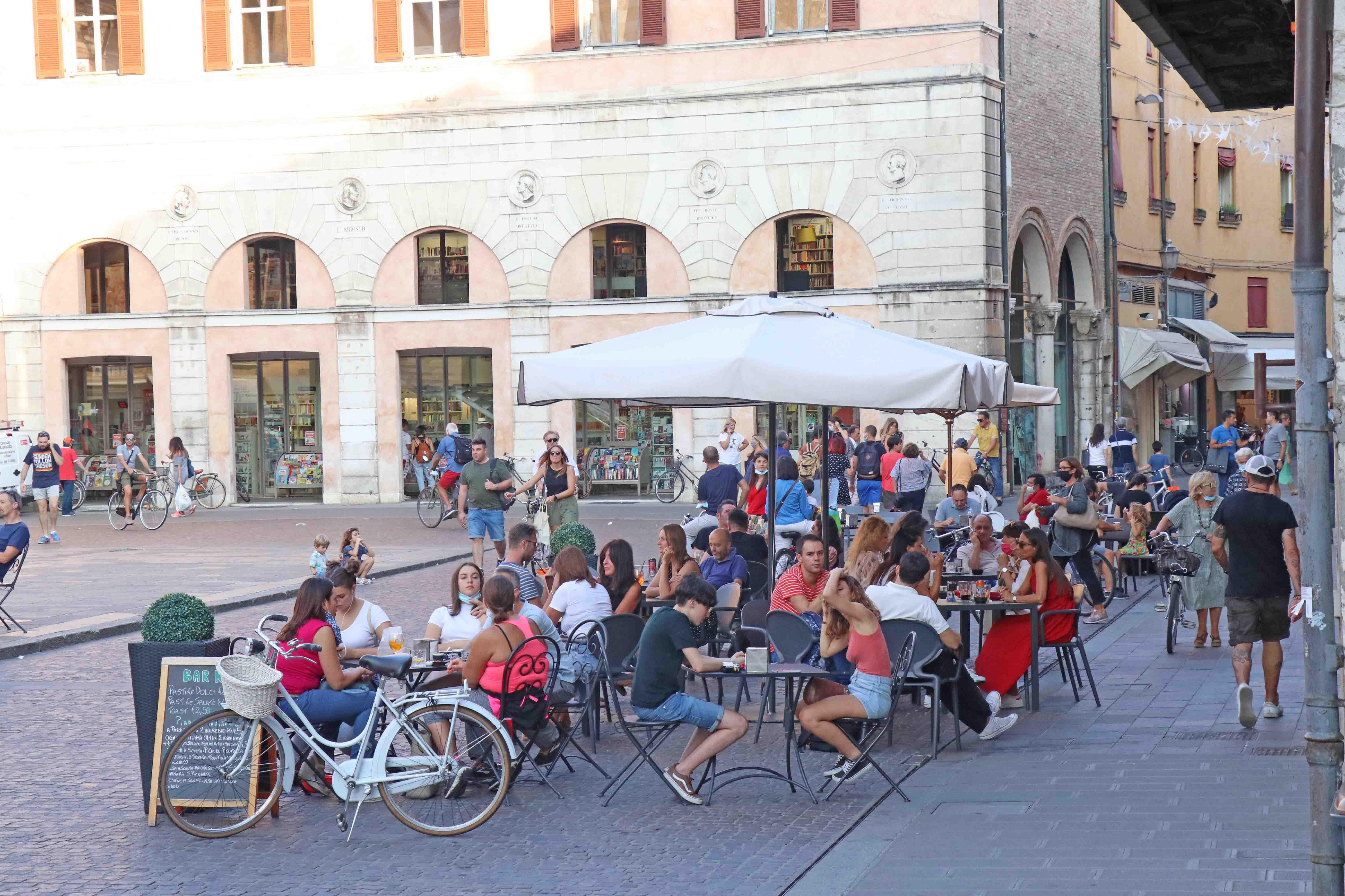 «Tavoli in strada», e Ferrara fa l’apripista 