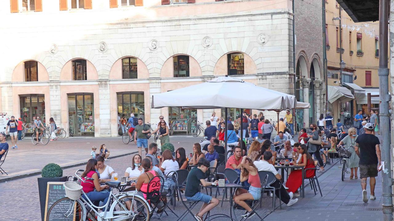 «Tavoli in strada», e Ferrara fa l’apripista