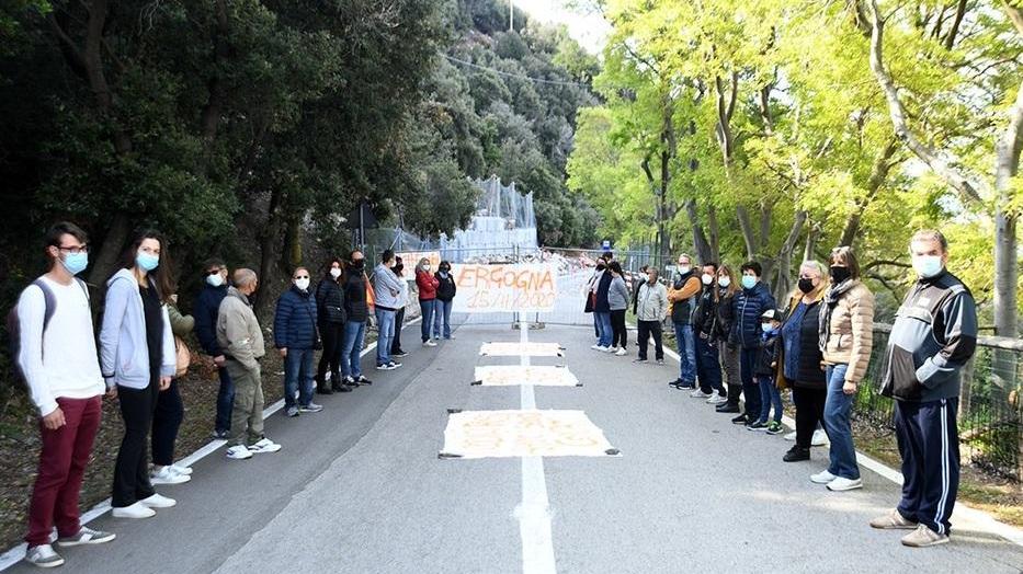 In duecento davanti alla frana di Campo Lo Feno: «Riaprite subito la strada»