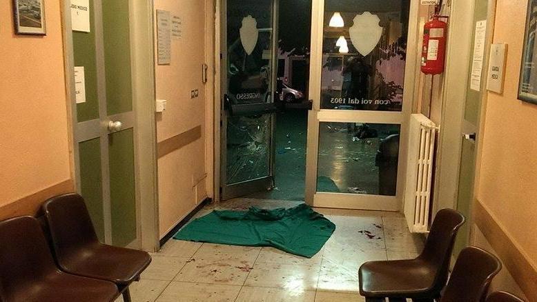 L a porta secondaria della sede sfondata a calci