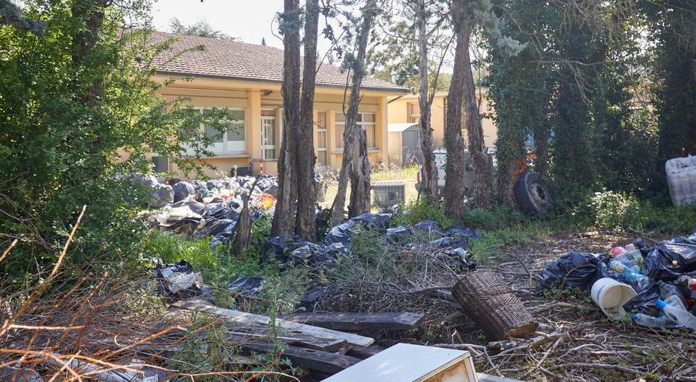 Parte l’ispezione del Comune nella ex scuola diventata discarica 