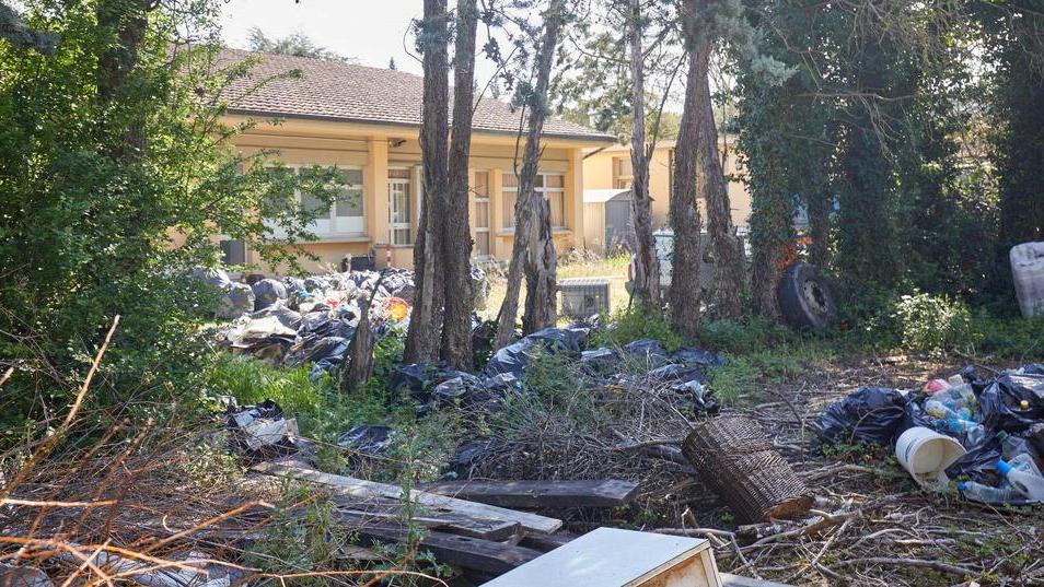 Parte l’ispezione del Comune nella ex scuola diventata discarica