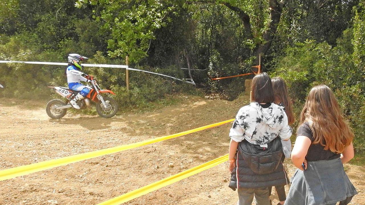 Due giorni di prove speciali per moto enduro con più di 500 partecipanti in memoria della 18enne pilota riotortese Sara Lenzi, un momento del percorso di gara (fotoservizio Paolo Barlettani)