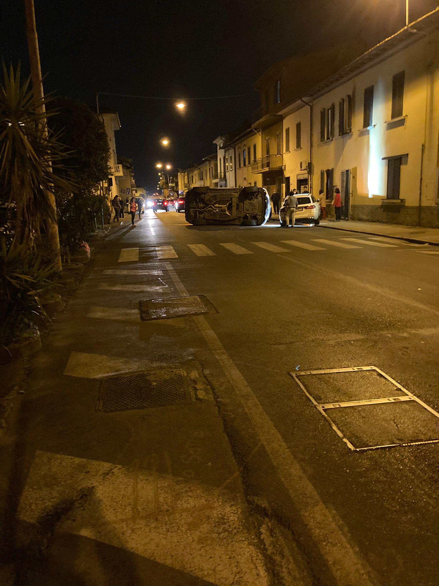 L'auto ribaltata nello scontro in via Pistoiese