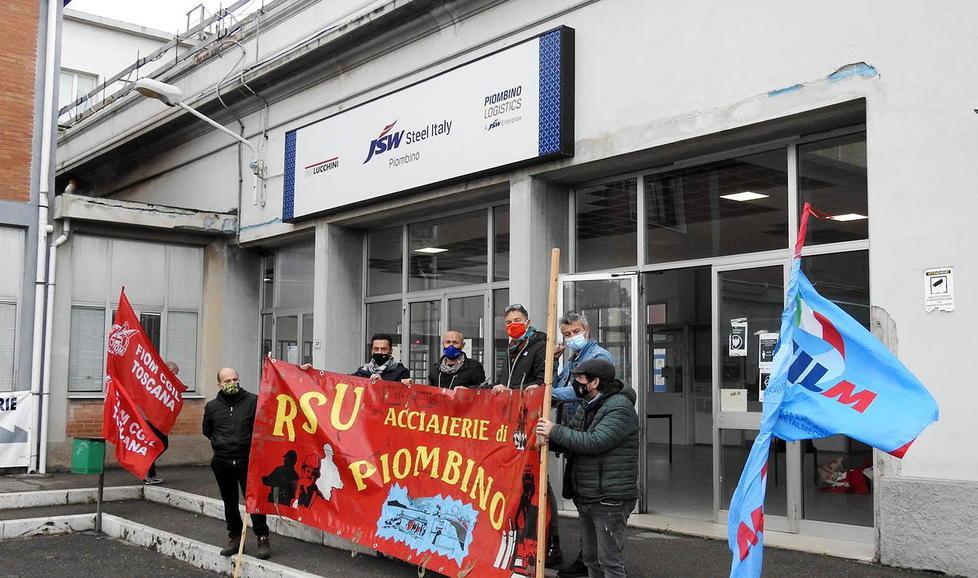 Lavoratori al presidio permanente davanti alla portineria Jsw
