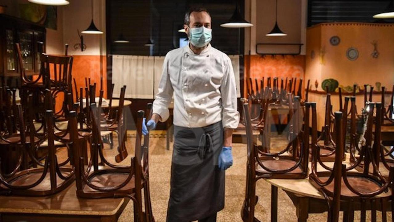 Coronavirus, il sindaco di Ferrara: "Riapertura dei ristoranti anche al chiuso per i conviventi"