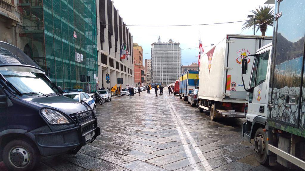 Covid, ambulanti bloccano il centro Cagliari con 70 furgoni 