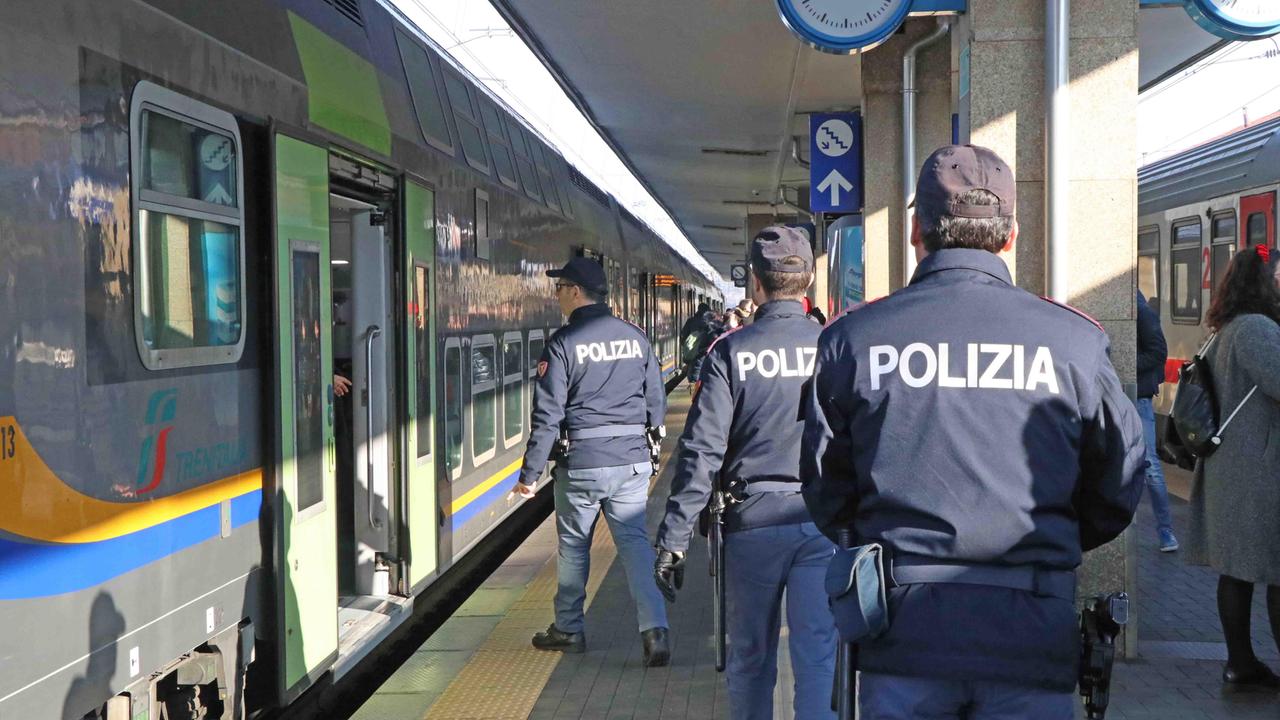 Ferrara, ruba venti euro all'amico e scappa: arrestato