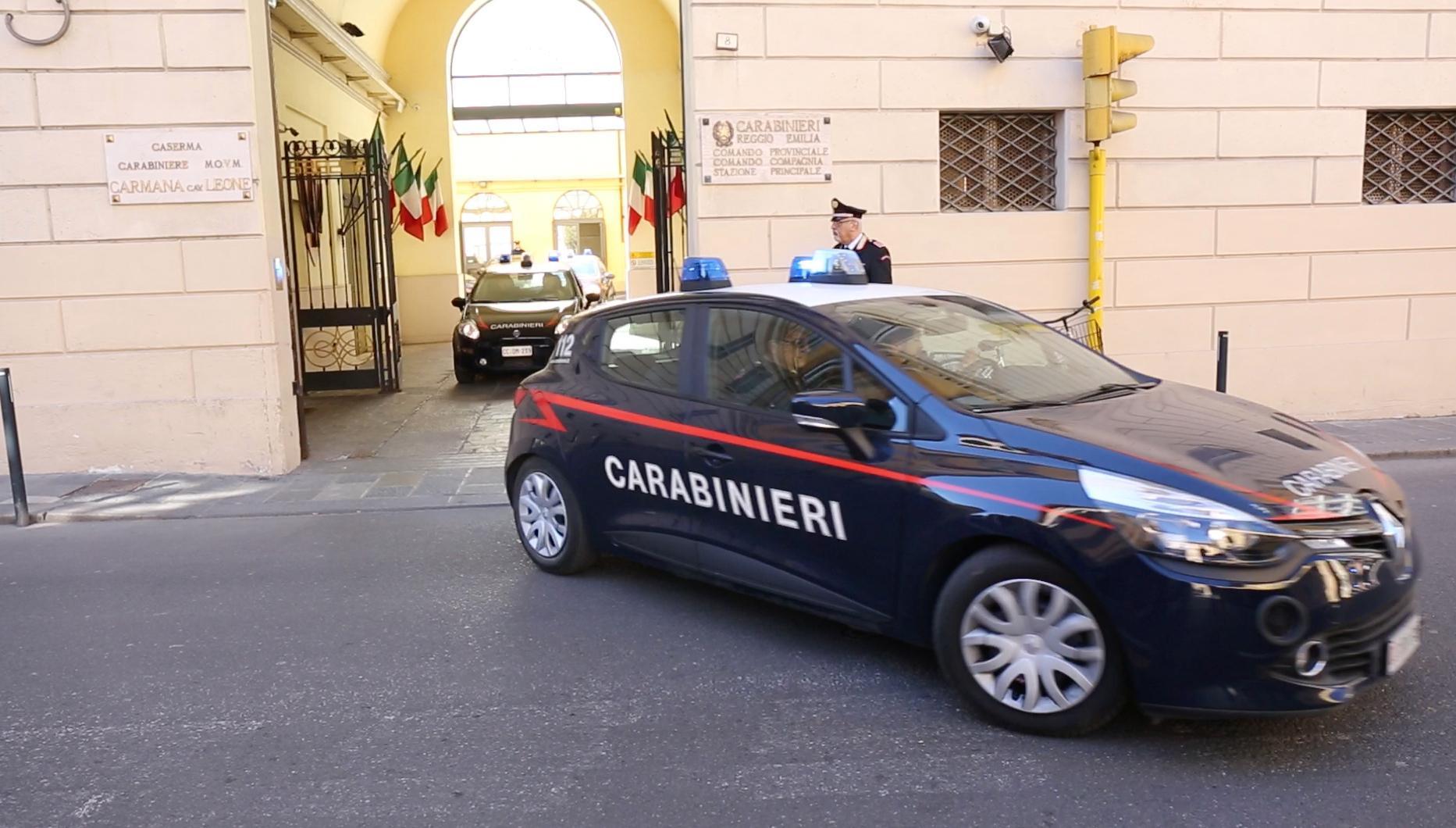 Reggio Emilia, cerca di investire un carabiniere con uno scooter rubato: denunciato un 21enne 