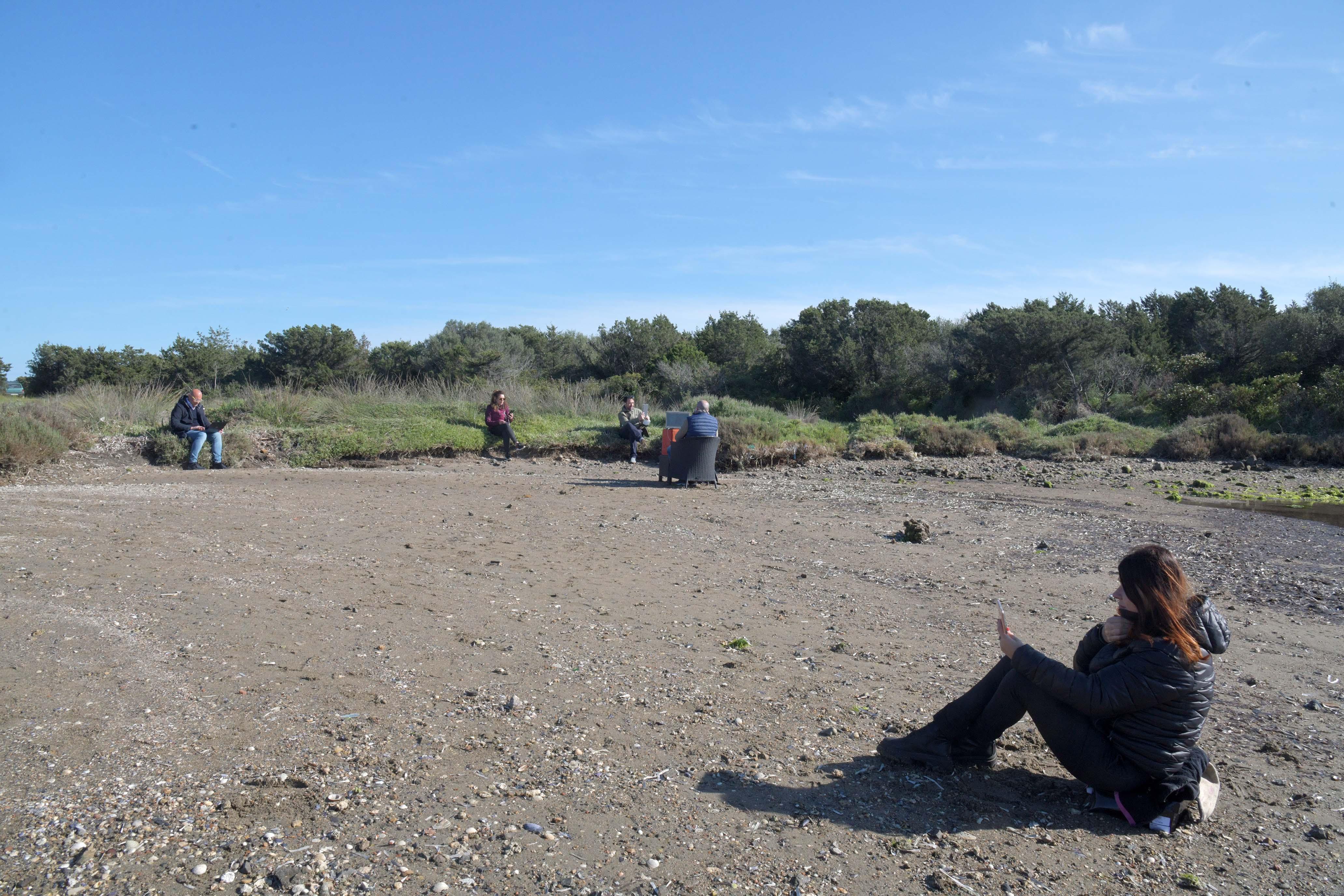 Alcuni consiglieri di minoranza durante il consiglio comunale seguito in streaming a Sa Testa