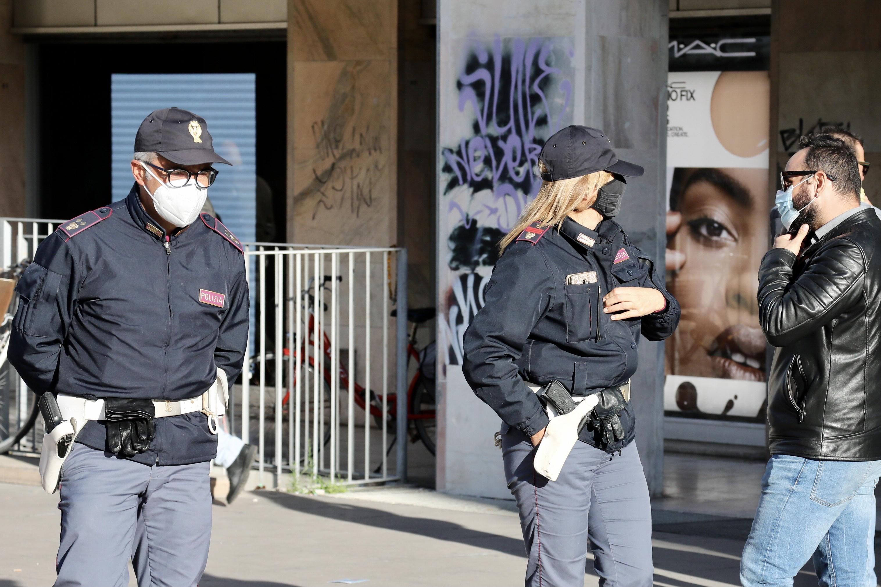 Agenti della polizia di Stato (foto d'archivio)