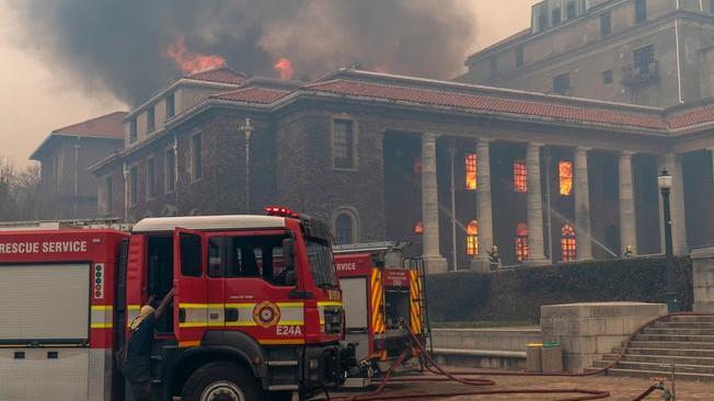 Sudafrica, a Città del Capo si lotta contro le fiamme