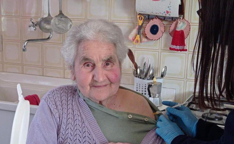 Giuseppa Filiè durante la vaccinazione
