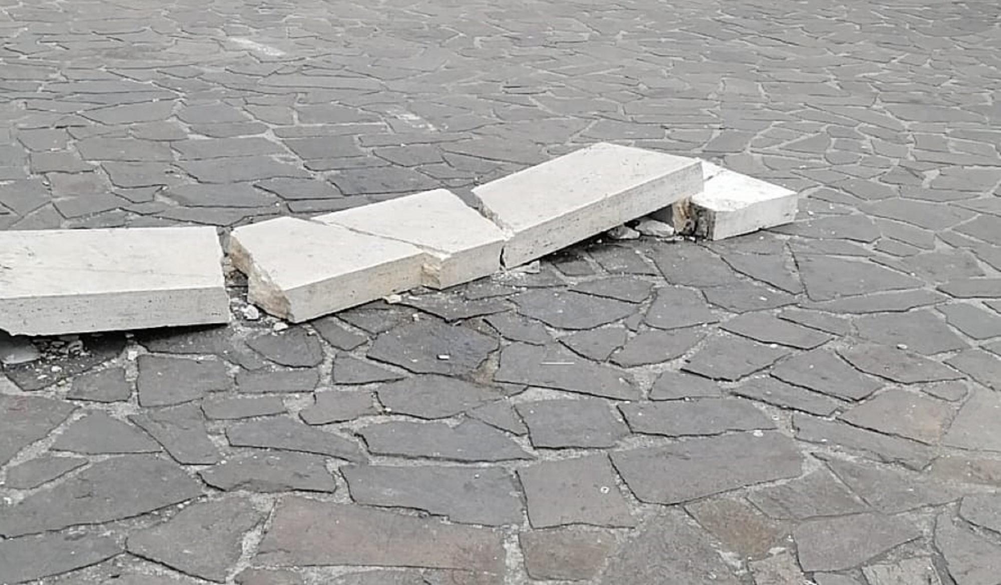 La panchina distrutta in piazza Saragat