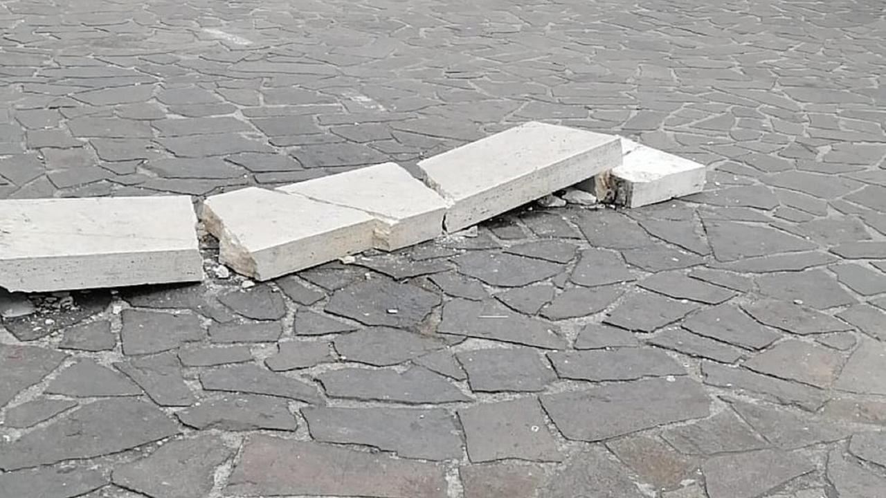 La panchina distrutta in piazza Saragat