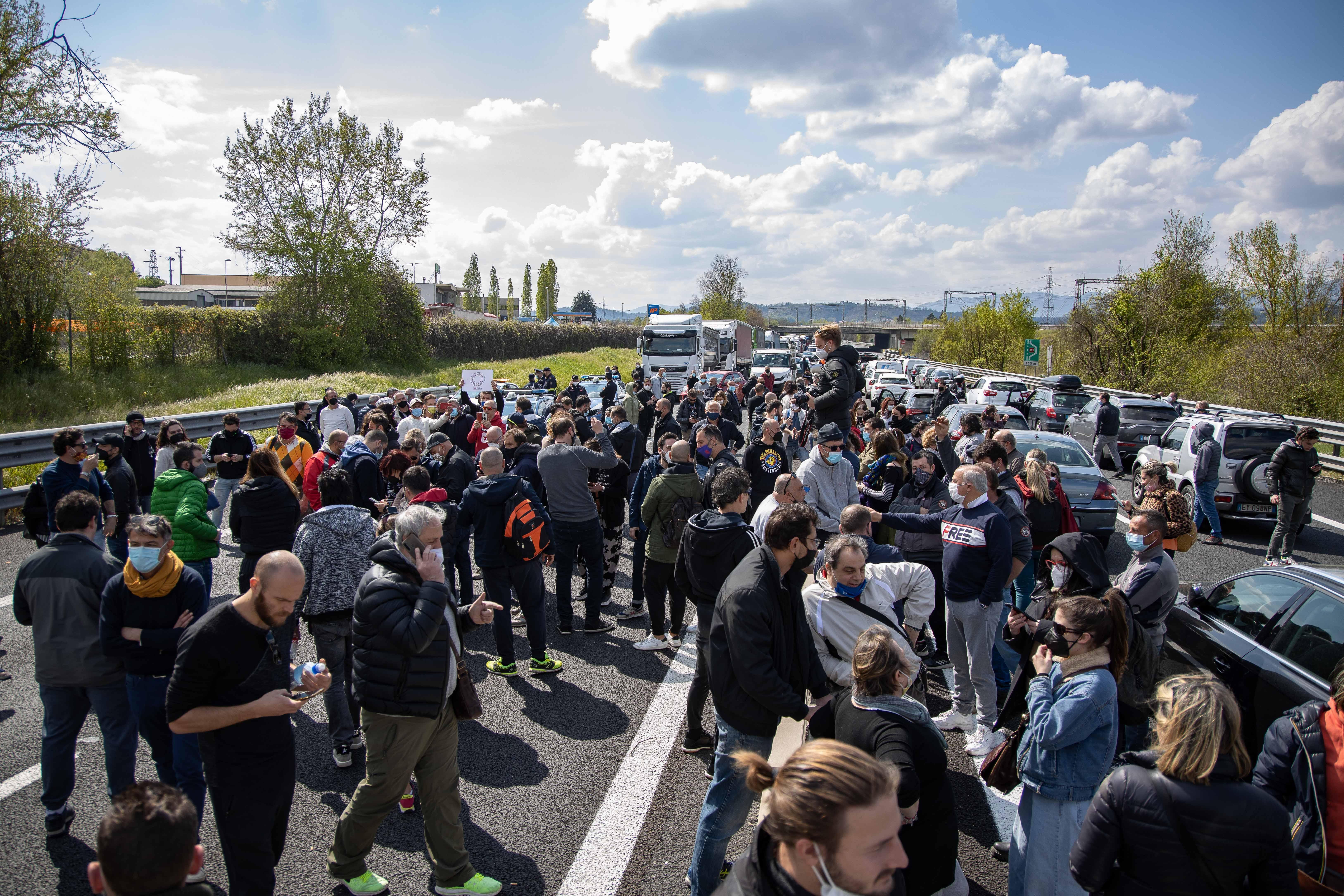 Protesta dei ristoratori sull'A1 a Incisa: traffico bloccato per oltre 4 ore. Manifestanti investiti da un'auto - Video 