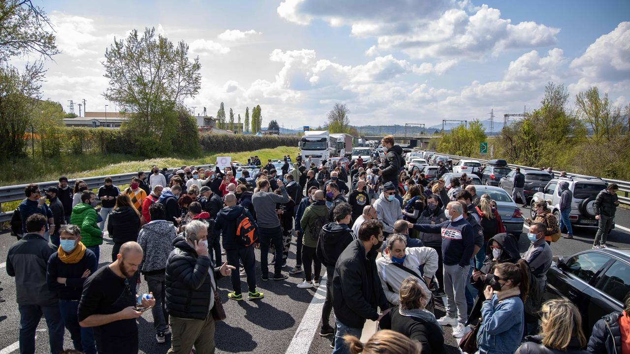 Protesta dei ristoratori sull'A1 a Incisa: traffico bloccato per oltre 4 ore. Manifestanti investiti da un'auto - Video
